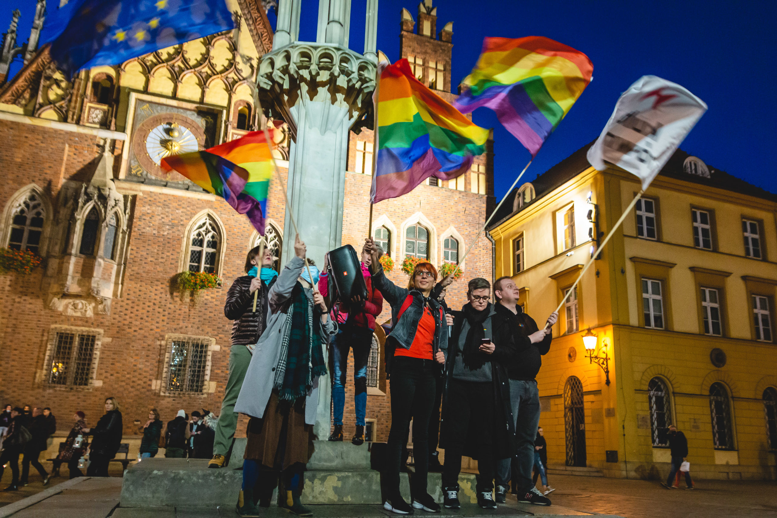 Protest, folk veiver regnbueflagg