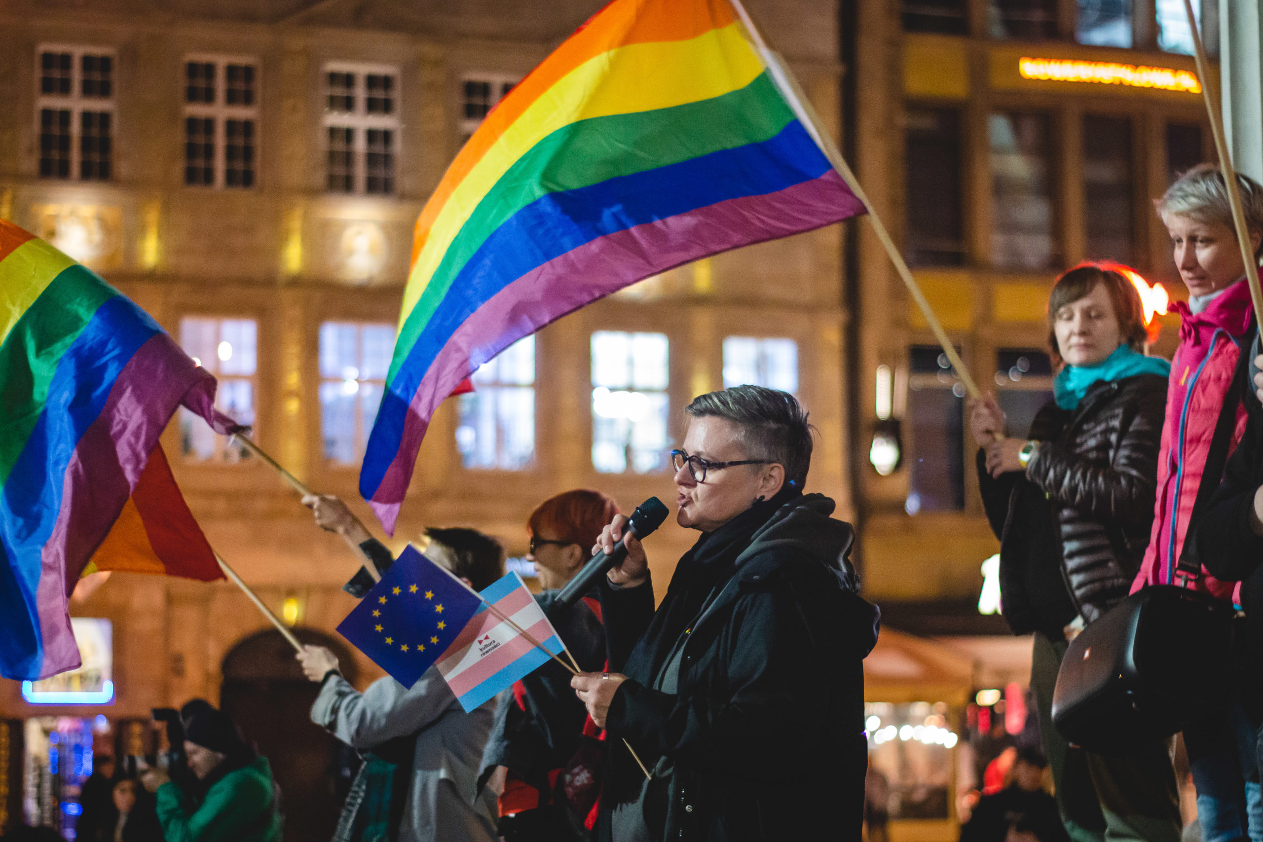 Kvinne holder tale på protest