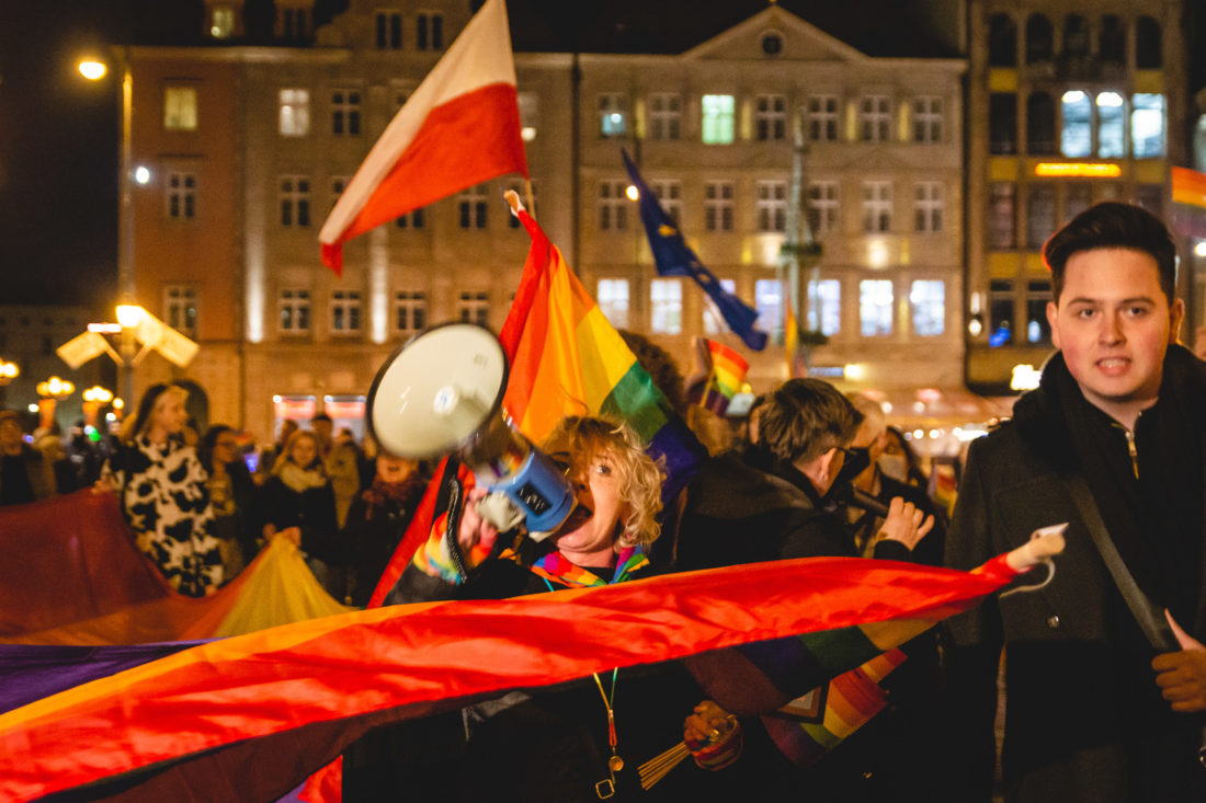 Kvinne med ropert i en protest