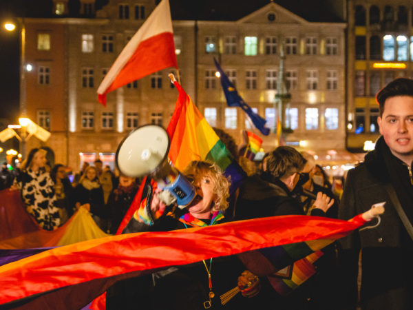 Kvinne med ropert i en protest