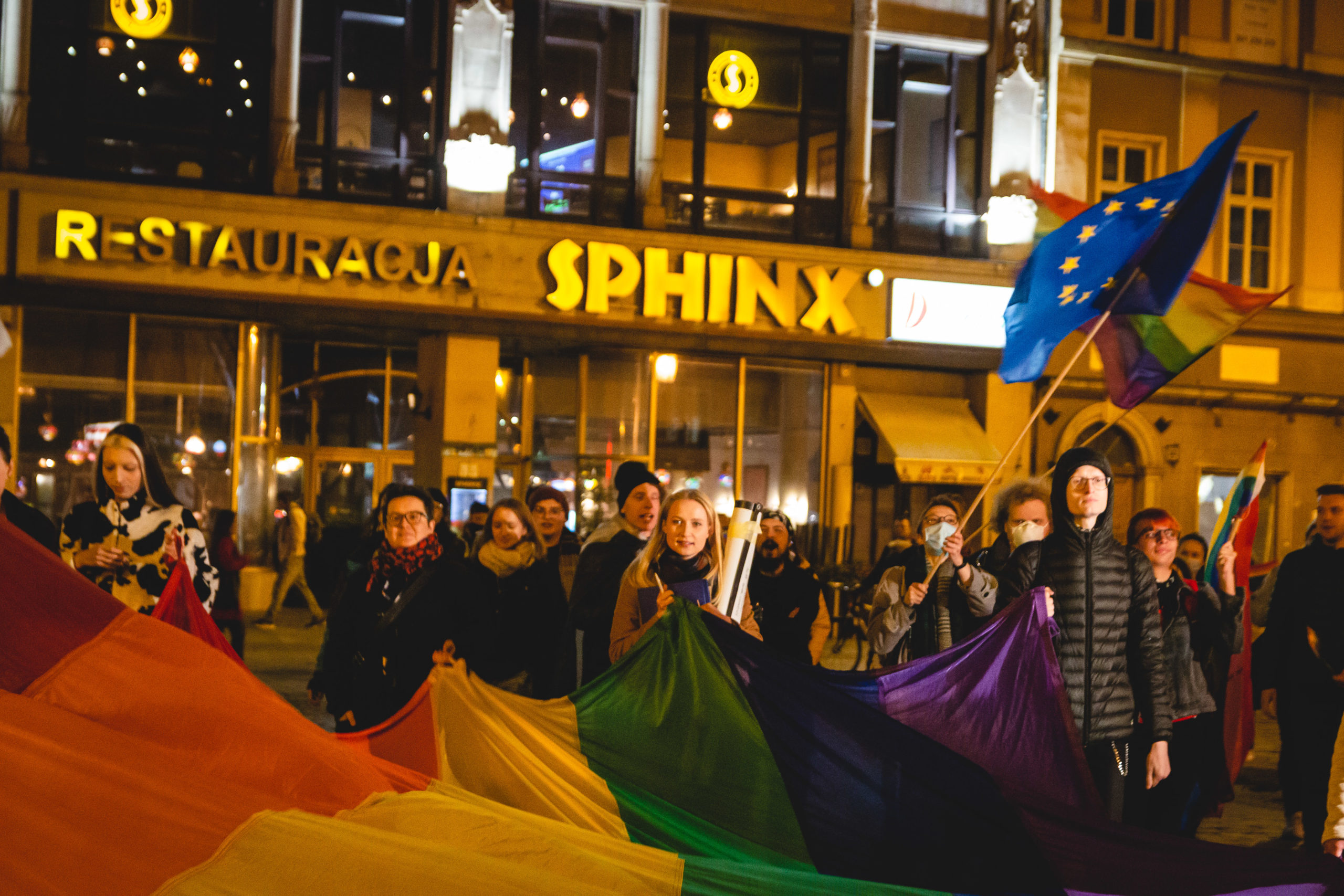Protest med EU-flagg og regnbueflagg