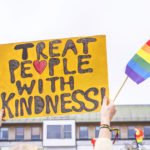 Plakat med "Treat people with kindsness" på