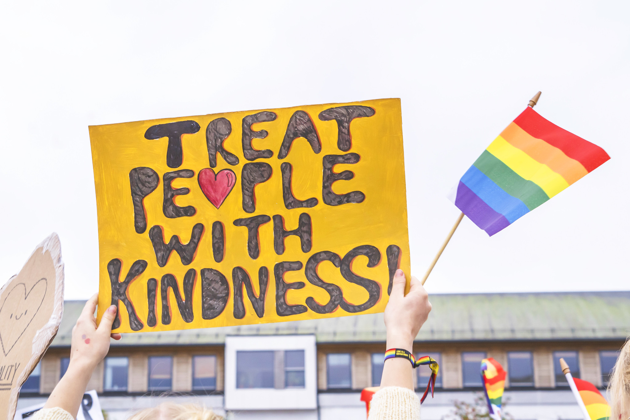 Plakat med "Treat people with kindsness" på