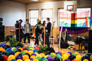 Konsertforberedelser med masse ballonger