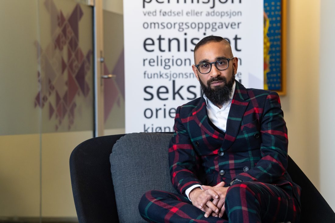 Ashan Nishantha, direktør i diskrimineringsnemnda. Sittende portrett.