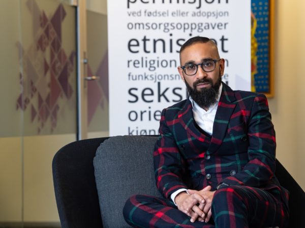 Ashan Nishantha, direktør i diskrimineringsnemnda. Sittende portrett.