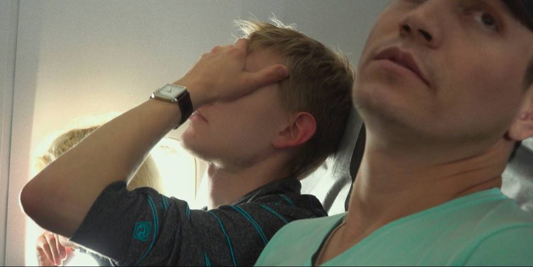 To menn på fly, den ene ser fortvilet ut