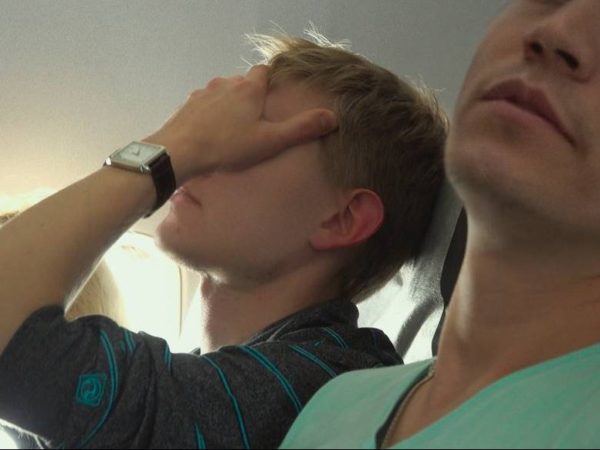 To menn på fly, den ene ser fortvilet ut