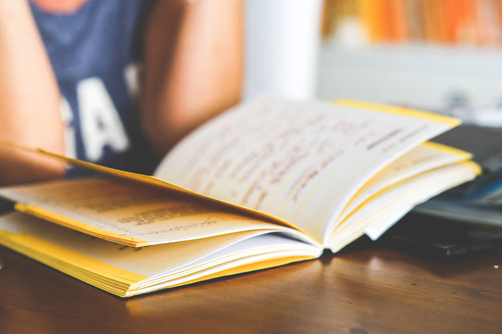 Barn leser en bok på skolen