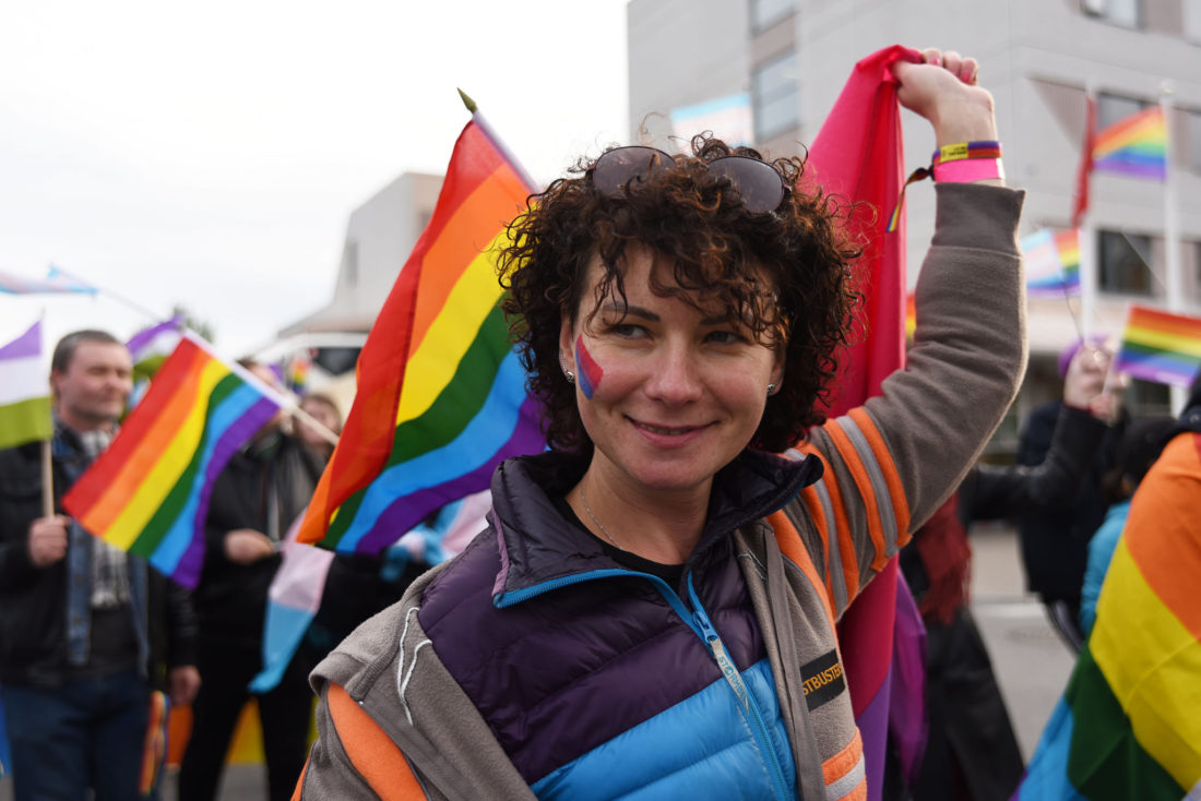 Valentina med pride-flagg i barents pride