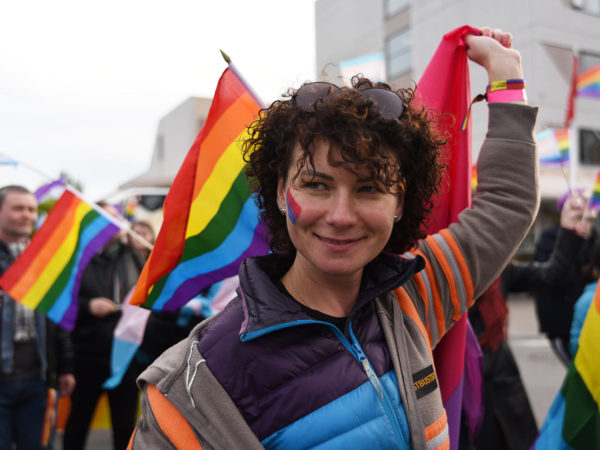 Valentina med pride-flagg i barents pride