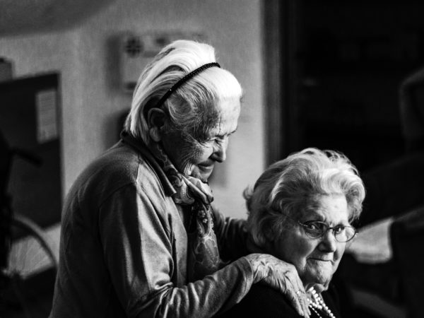To eldre kvinner