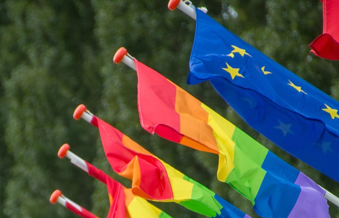 pride-flagg og EU-flagg vaier i vinden