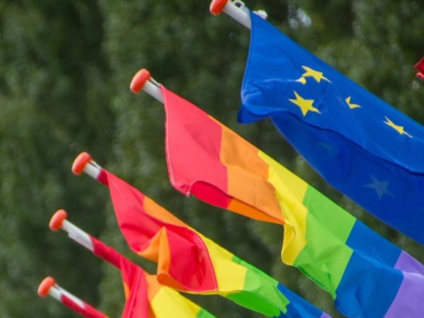pride-flagg og EU-flagg vaier i vinden