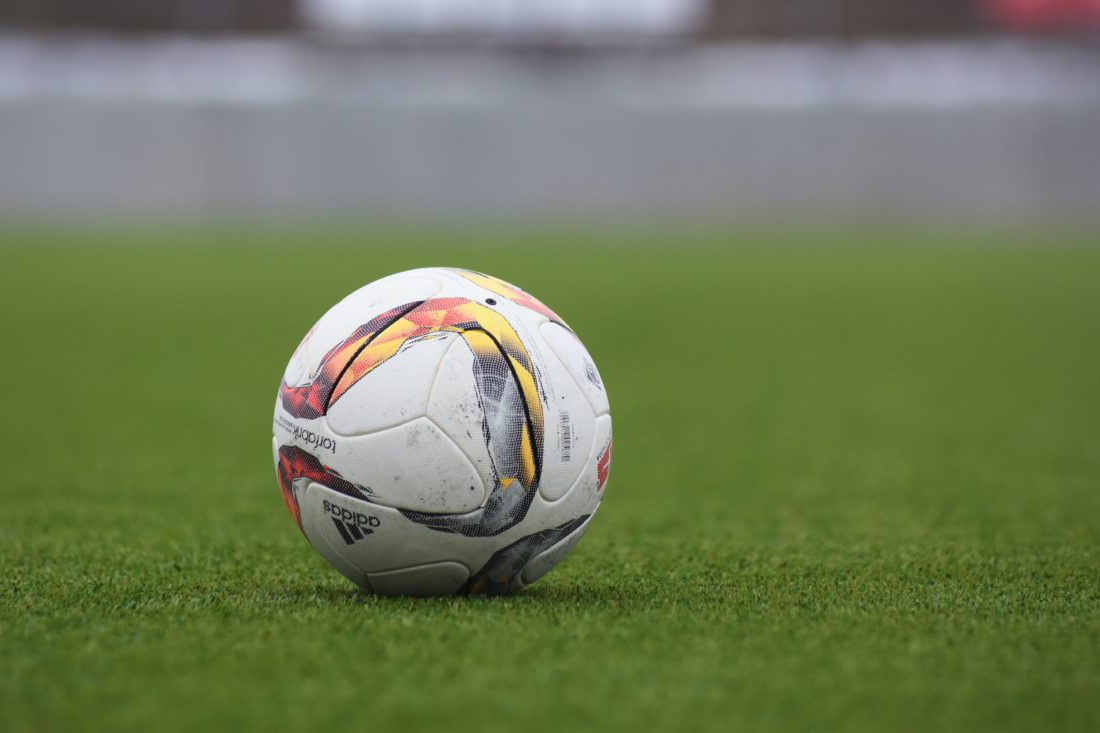 En fotball på gressplen