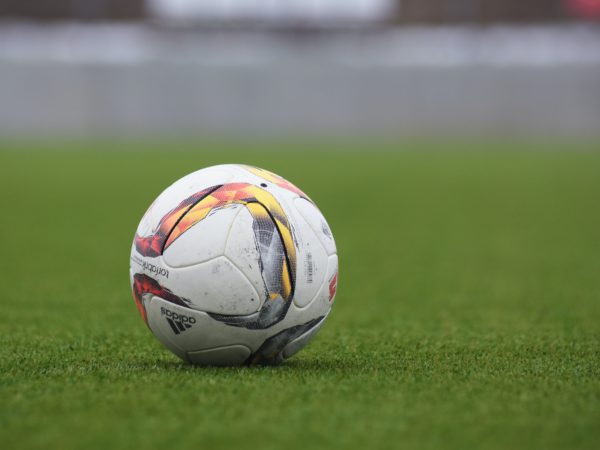 En fotball på gressplen