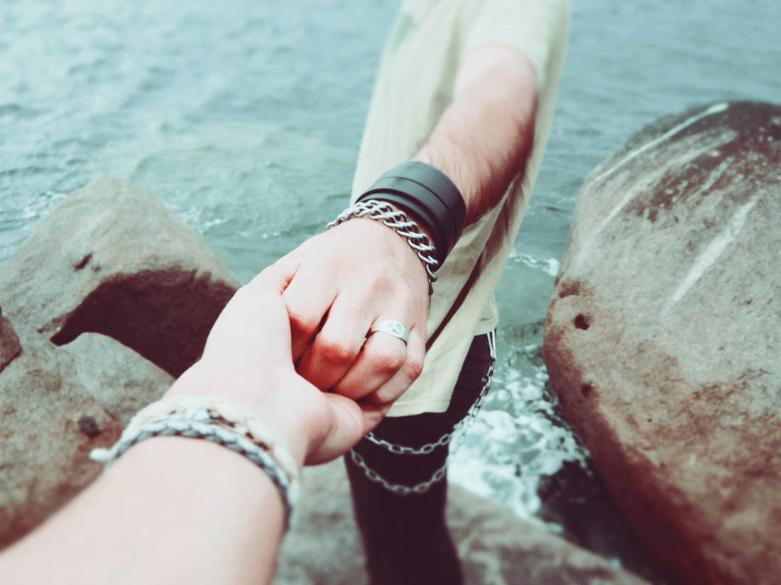 https://www.pexels.com/photo/couple-holding-hands-love-people-7707/